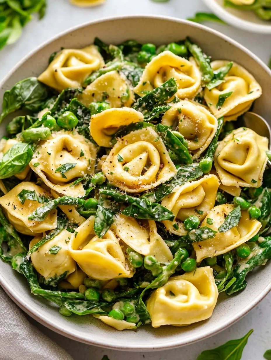 Eine Schüssel Pasta mit grünem Gemüse.