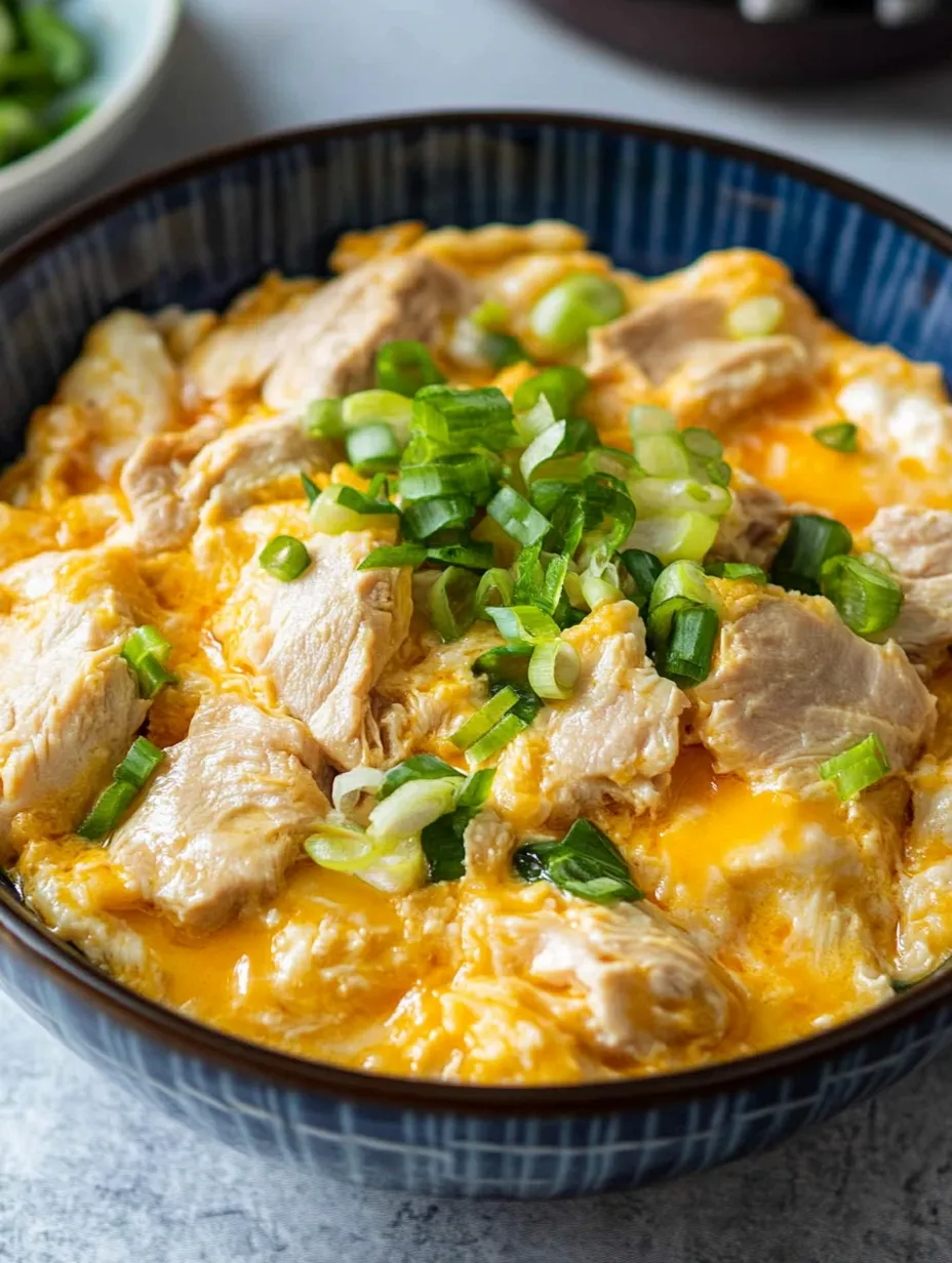 Eine Schüssel mit Essen, garniert mit Frühlingszwiebeln.
