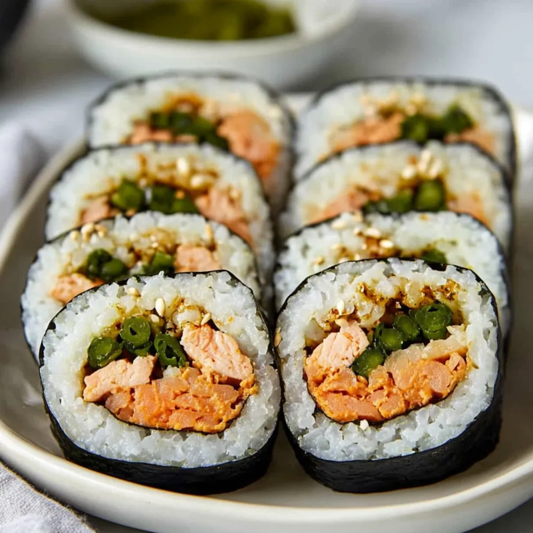 Ein Teller Sushi mit Reis und Meeresfrüchten.