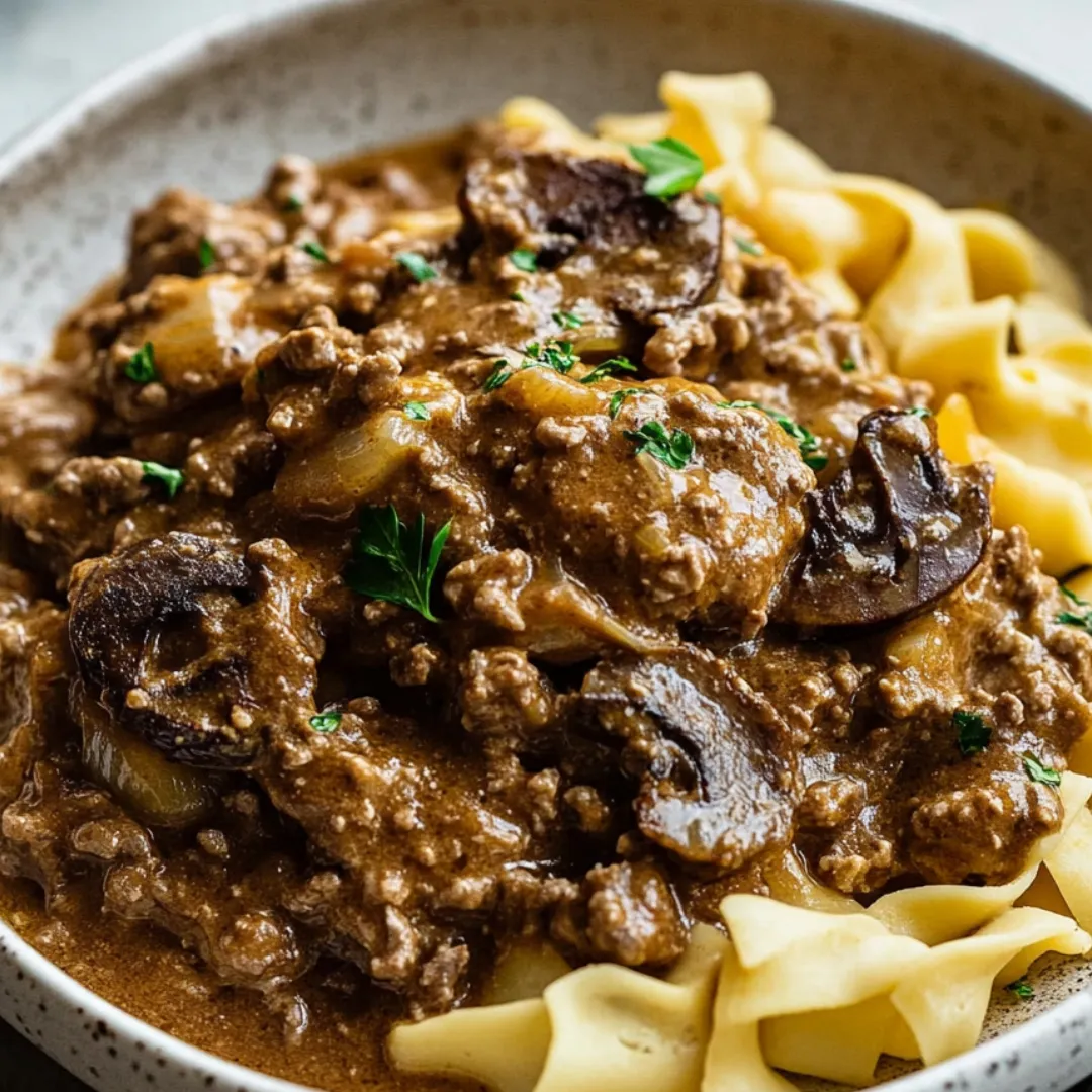 Ein Teller mit Pasta und Fleisch.