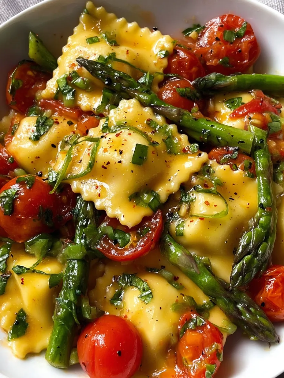 Ein Teller Nudeln mit Tomaten und Spargel.