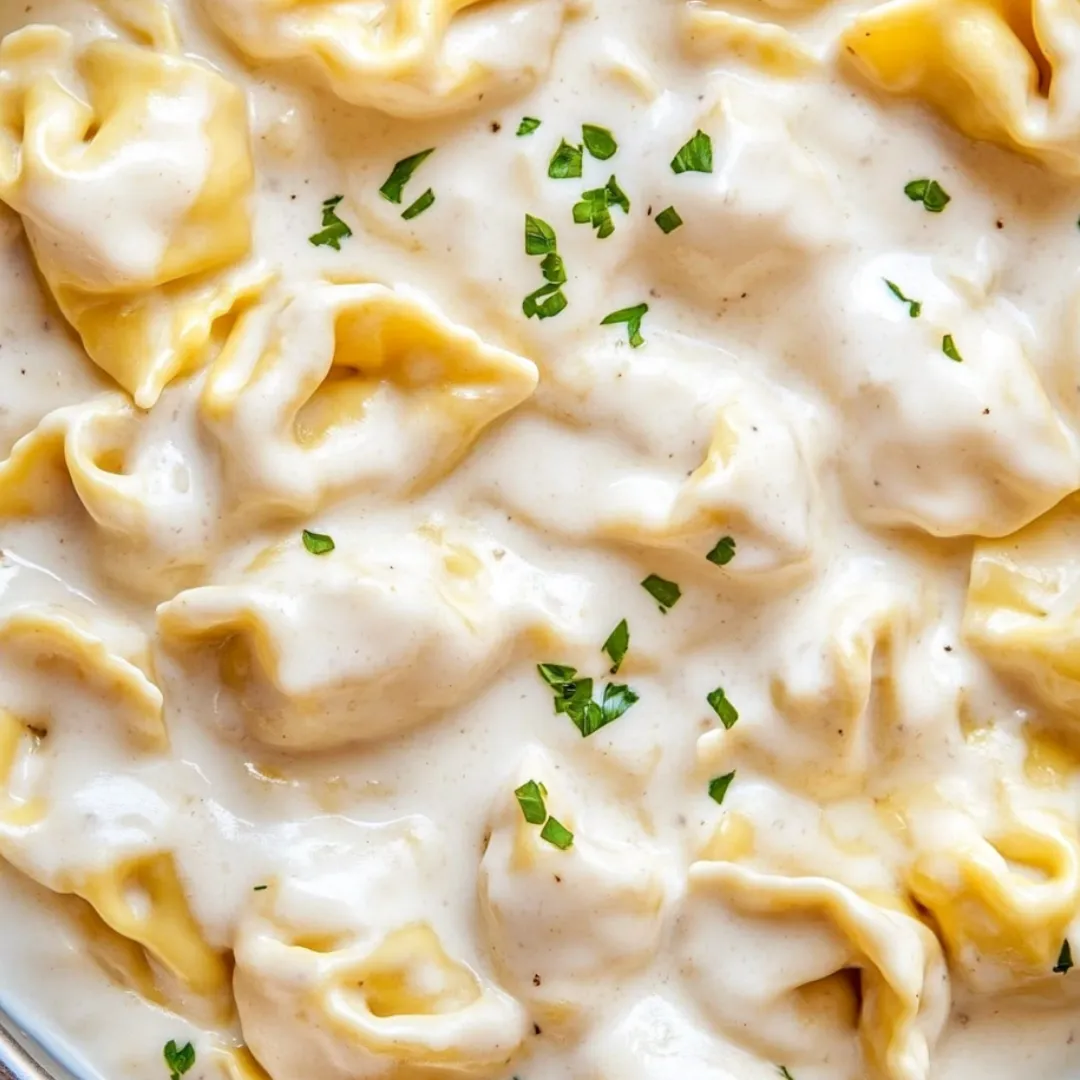 Eine Schüssel mit Pasta und grünen Kräutern obendrauf.