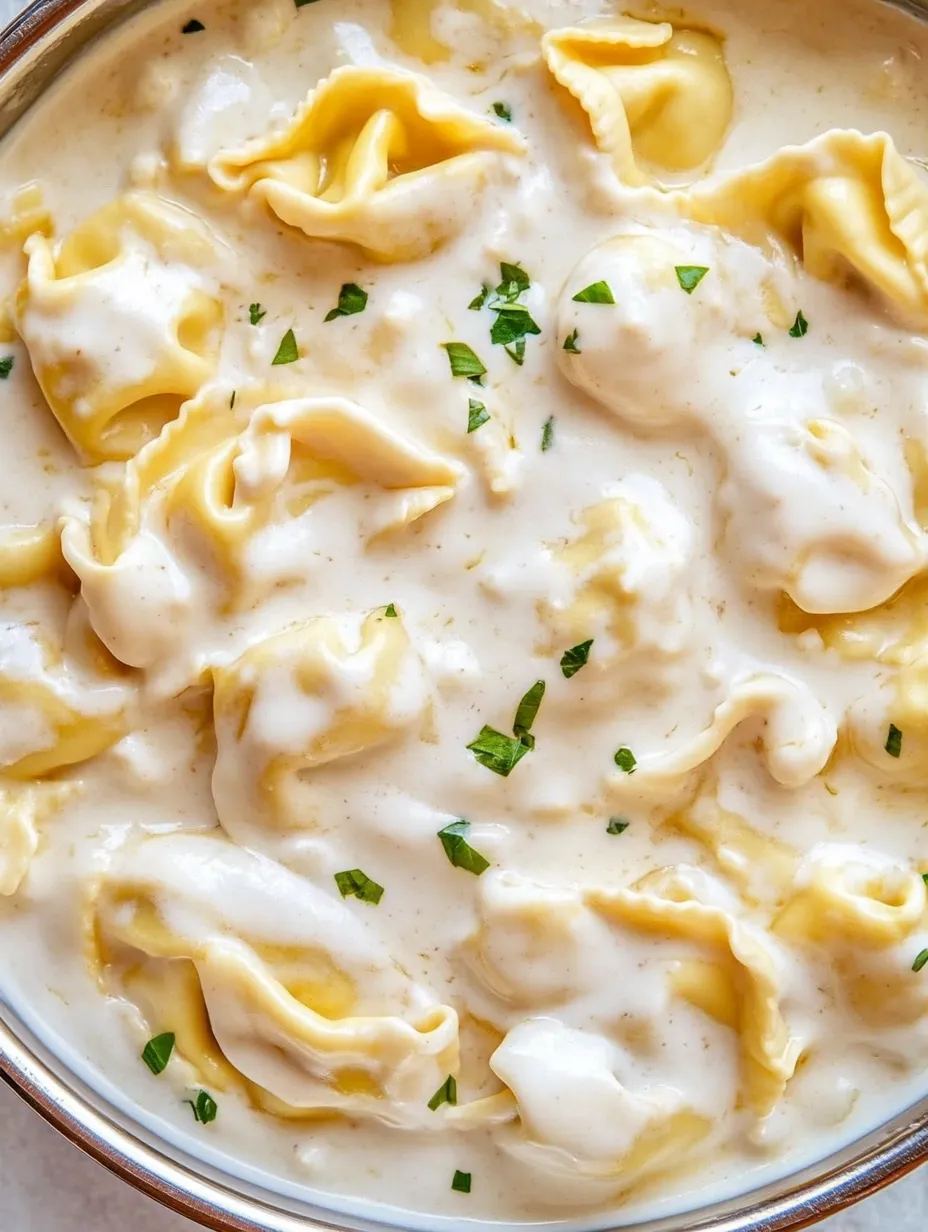 Eine Schüssel Pasta mit heller Soße.