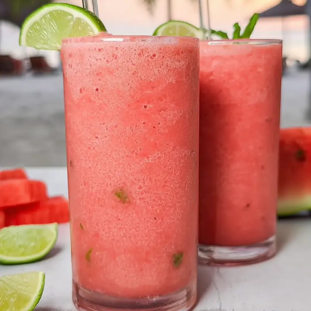 Zwei Gläser mit knallpinkem, fruchtigem Smoothie.