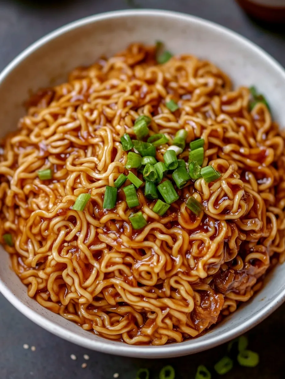 Eine Schüssel Nudeln mit Frühlingszwiebeln.