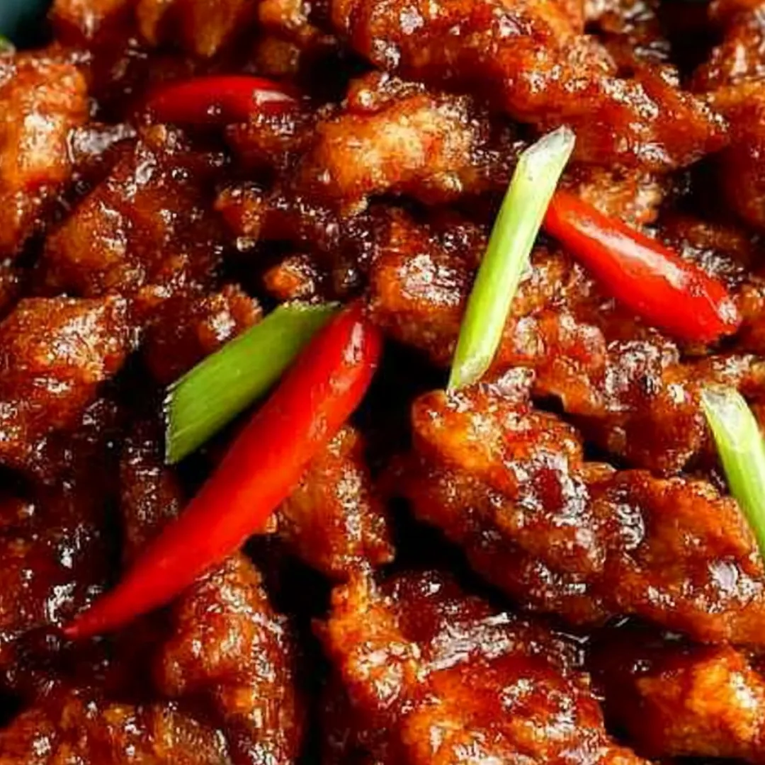 Ein Teller Hähnchen mit Paprika.