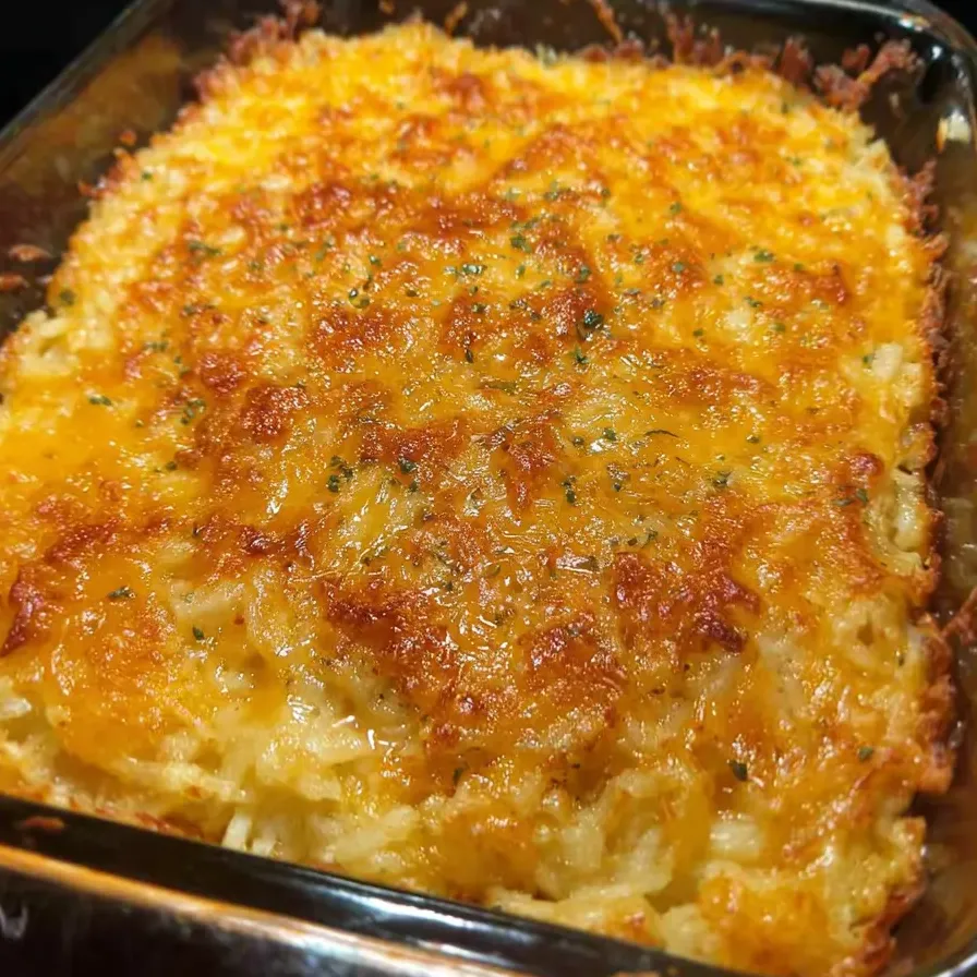 Eine Auflaufform mit geschmolzenem Käse und Gewürzen.