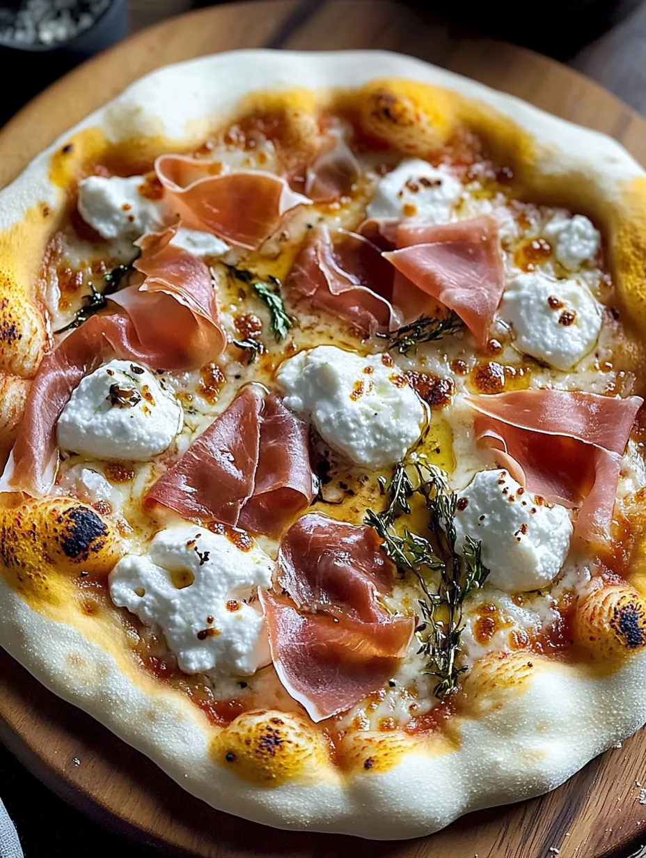 Eine Pizza mit Schinken und Käse.