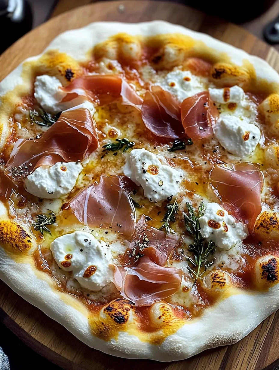 Eine Pizza mit Schinken, Käse und Spinat obendrauf.