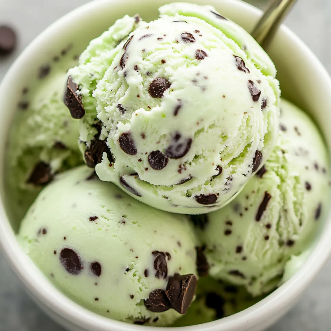 Eine Schale Eis mit Schokostückchen.