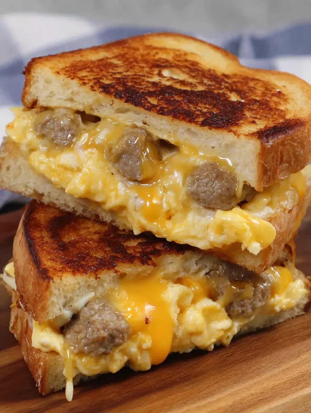 Ein Sandwich mit Käse und Bratwurst.