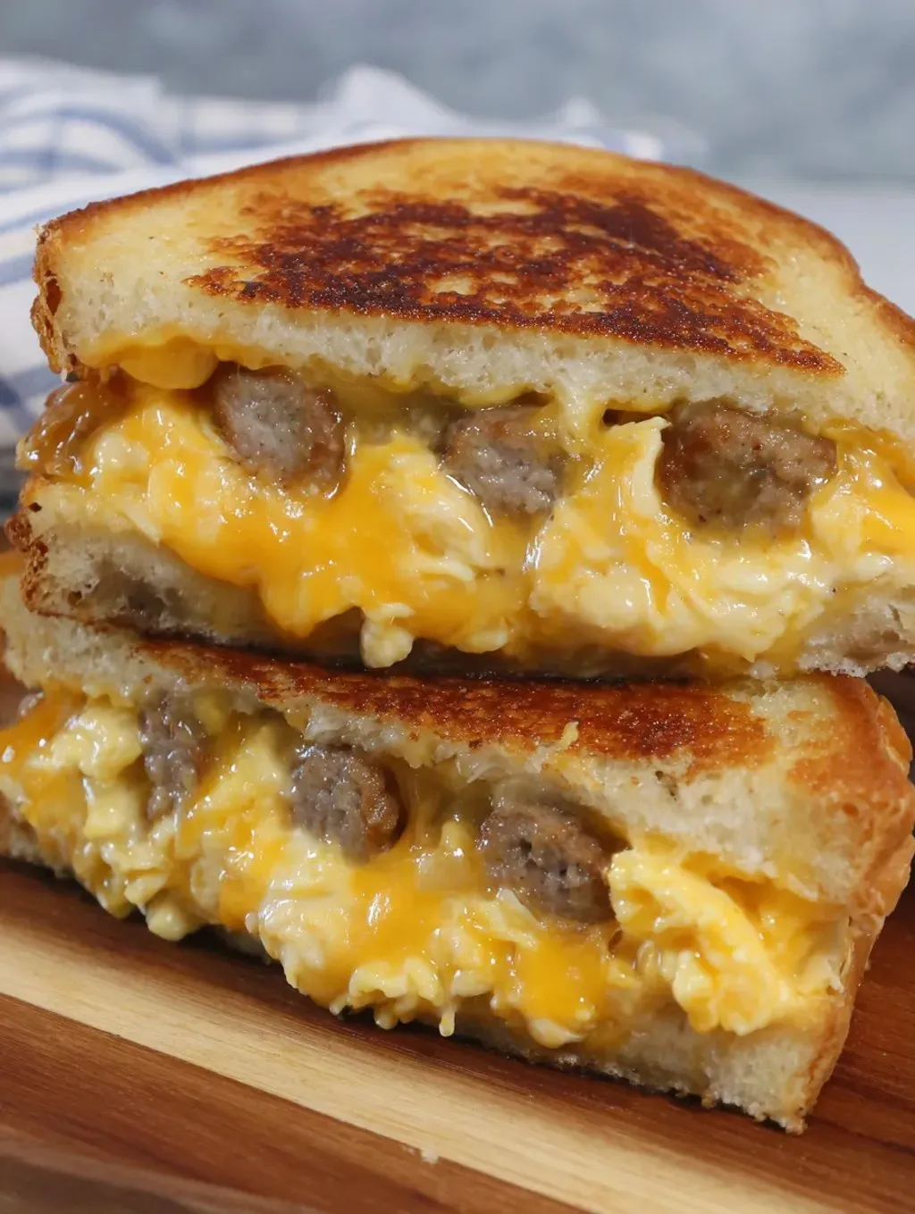 Ein Sandwich mit Käse und Bratwurst.