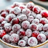 Eine Schüssel mit roten Beeren in Zuckerschicht.