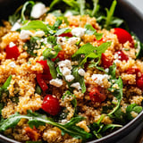 Eine Schale Reis mit Tomaten und Käse.