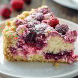 Ein Stück Kuchen mit Beeren dekoriert.