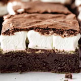 Ein Stück Schokokuchen mit weißer Glasur.