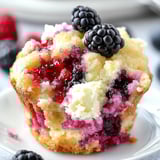 Ein Muffin mit Beeren und Frischkäse.