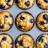 Blaubeer-Muffins in einer Backform.
