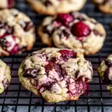 Ein Keks mit Schokoladenstückchen und Himbeeren.