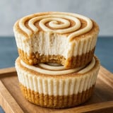 Ein Gebäckstück mit spiralförmigem Muster oben drauf.