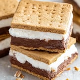 Ein Turm aus Schoko- und Marshmallow-Leckereien.