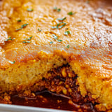 Ein Kuchenstück mit grüner Garnitur.