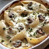 Eine Schüssel Pasta mit Pilzen und Käse.