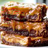 Ein Stapel Brownies mit Caramel-Drizzle.