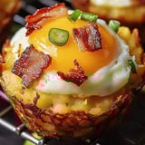 Ein Spiegelei mit knusprigem Bacon obendrauf.