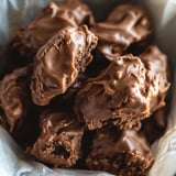 Eine Tüte mit Schokolade überzogenen Marshmallows.