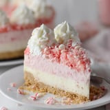 Ein Stück Kuchen mit weißem Topping und roten Streuseln.