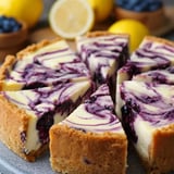 Stück Zitronen-Heidelbeer-Kuchen auf Teller.
