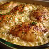 Schale mit Reis und Hähnchen.