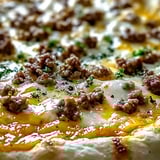Ganz nah dran: Pizza mit Wurst und Käse.