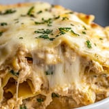 Schüssel mit Käse und Kräutern.