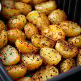 Ein Blech voller Kräuter-Kartoffeln.