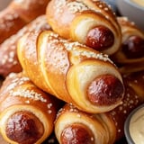 Ein Stapel Hot Dogs mit Sauce.