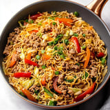 Volle Schüssel mit Nudeln, Fleisch und buntem Gemüse.
