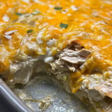 Pizzastück mit Hähnchen und Käse.
