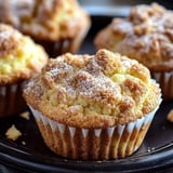 Kleiner Muffin mit Puderzucker bestäubt.