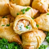 Blätterteig-Häppchen mit cremiger Füllung und frischen Kräutern.