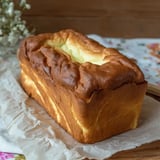 Weiches Brot mit Loch in der Mitte liegt auf einer Fläche.