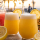 Drei Gläser Limonade stehen zusammen auf einem Tisch.