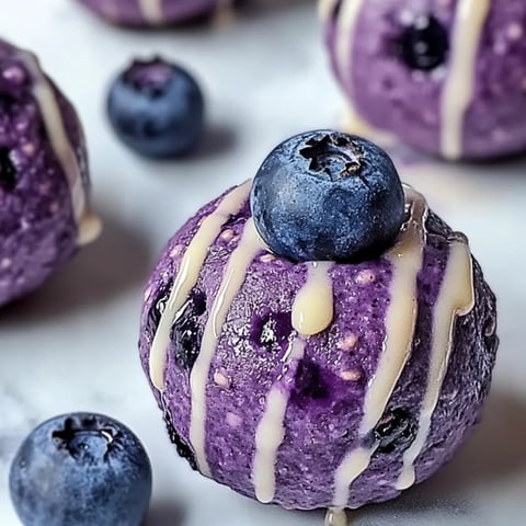 Ein lila Nachtisch mit Blaubeeren und einem Karamellguss.